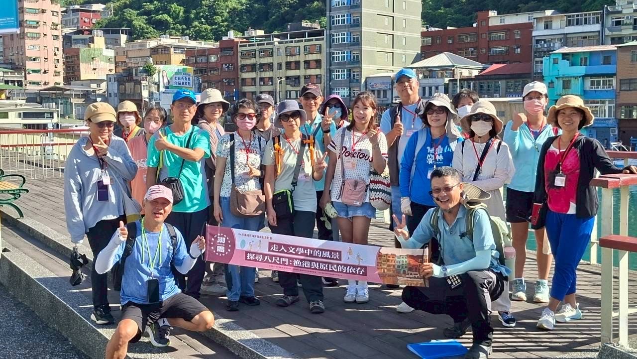 《走入文學中的風景-探尋八尺門》走讀活動,以知名的文學為媒介,走進《八尺門的辯護人》中的真實場景。圖/委託行街區提供