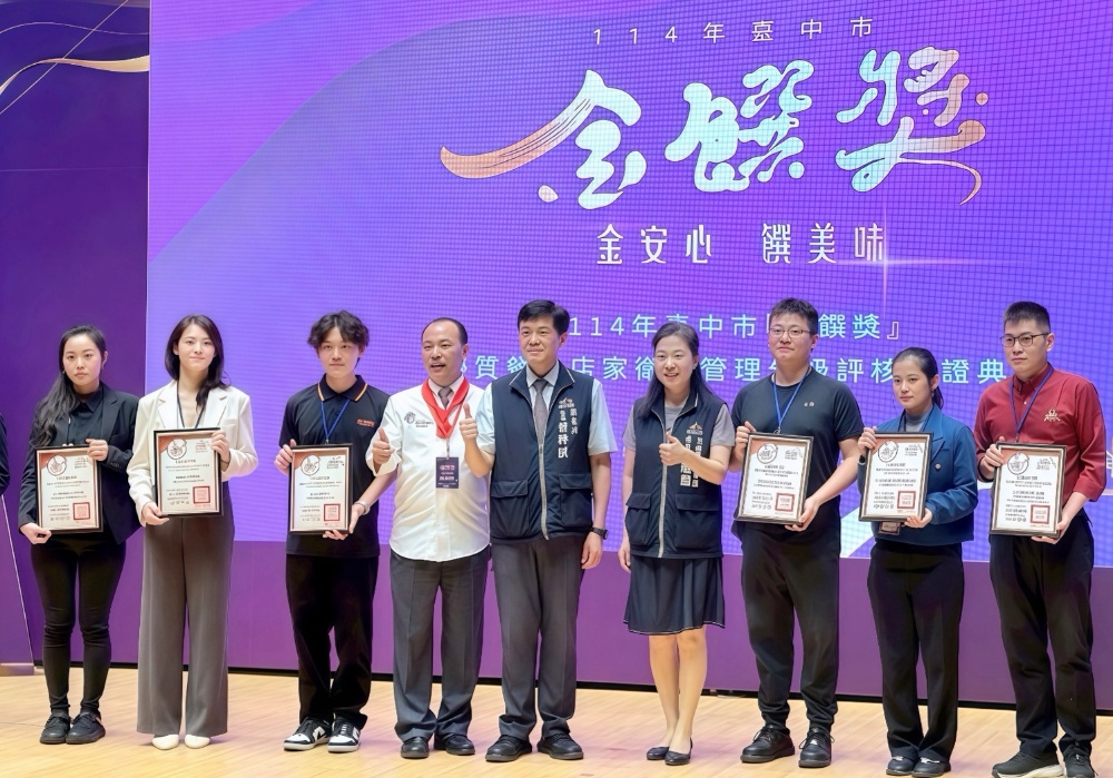 圖▲焦糖楓好消息,榮獲「台中金饌獎」評核優良餐飲業者。(左2)為焦糖楓執行長 陳妍霖。