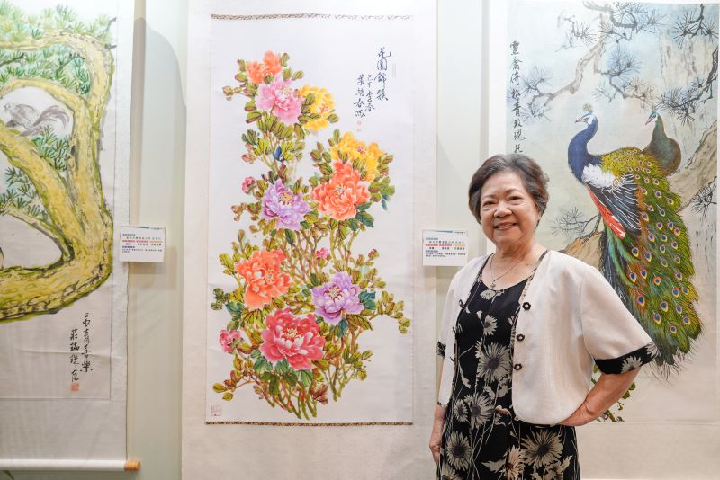 《圖說》現年82歲的葉綉春參加松年大學達15年，因喜愛牡丹花，創作出無數幅牡丹盛開畫作。〈社會局提供〉