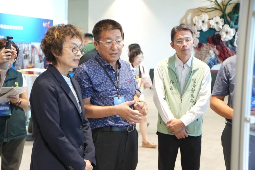 AI 驅動城市治理 綠能引領永續未來、臺南打造智慧城市新典範 | 索引新聞 INDEX News 趙卿惠副市長與策展攤位合照。(圖/主辦單位提)供)