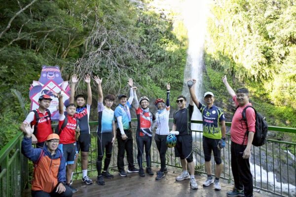 ▲縱管處長許宗民(中紅衣)與民眾同遊瓦拉米古道。(圖/花東縱谷國家風景區管理處)