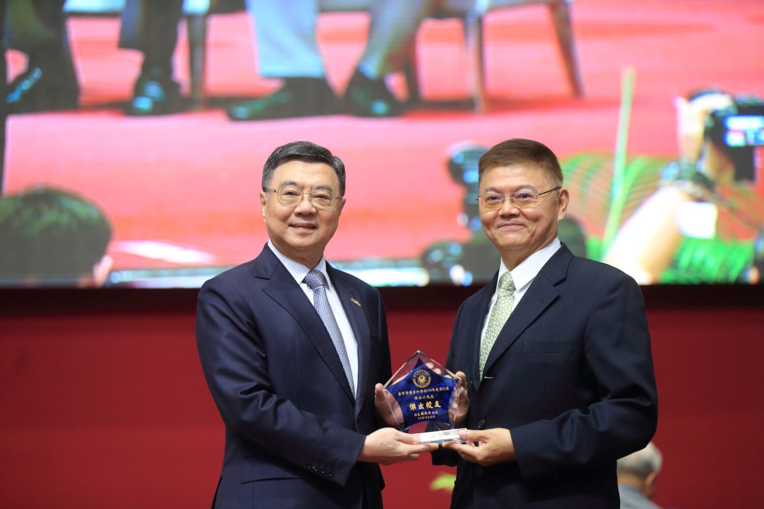 「警專80週年校慶大會」行政院長卓榮泰期勉同學與時俱進 | 索引新聞 INDEX News 行政院長卓榮泰(左)親臨警察專科學校80週年校慶,頒獎表揚傑出校友,肯定警專長年培育治安菁英的卓越貢獻。(圖/記者林照東翻攝)