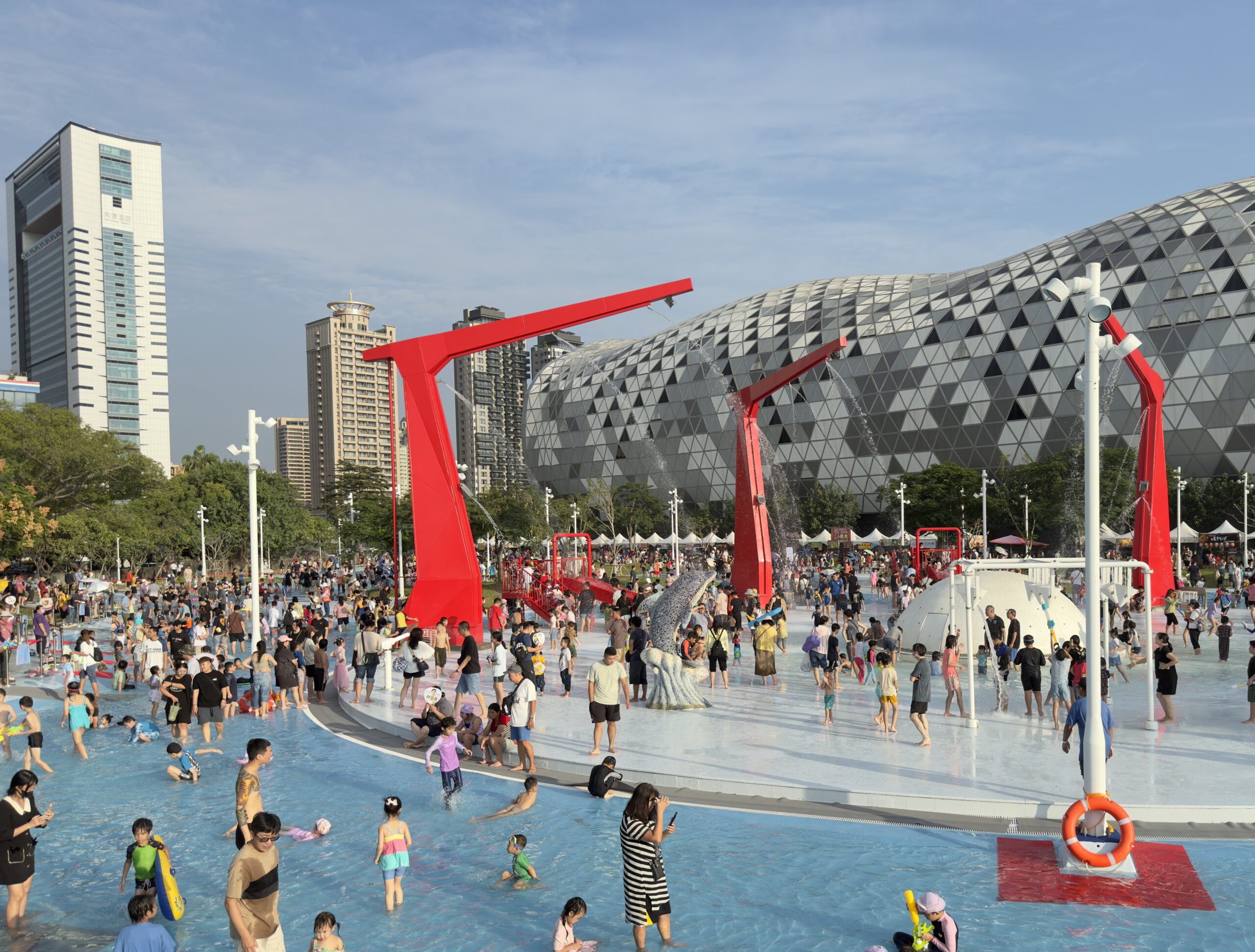 高雄海洋派對閃亮登場 連續假期嗨翻港灣 高雄海洋派對閃亮登場 連續假期嗨翻港灣