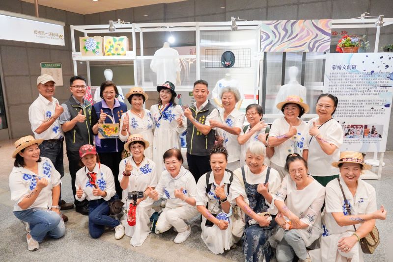 《圖說》穿上自己的創作，新北長輩們自信秀出在松年大學完成的服飾設計。〈社會局提供〉