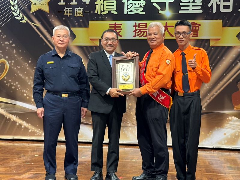 《圖說》侯友宜頒獎于114年度守望相助隊績優評鑑人員二。〈警察局提供〉