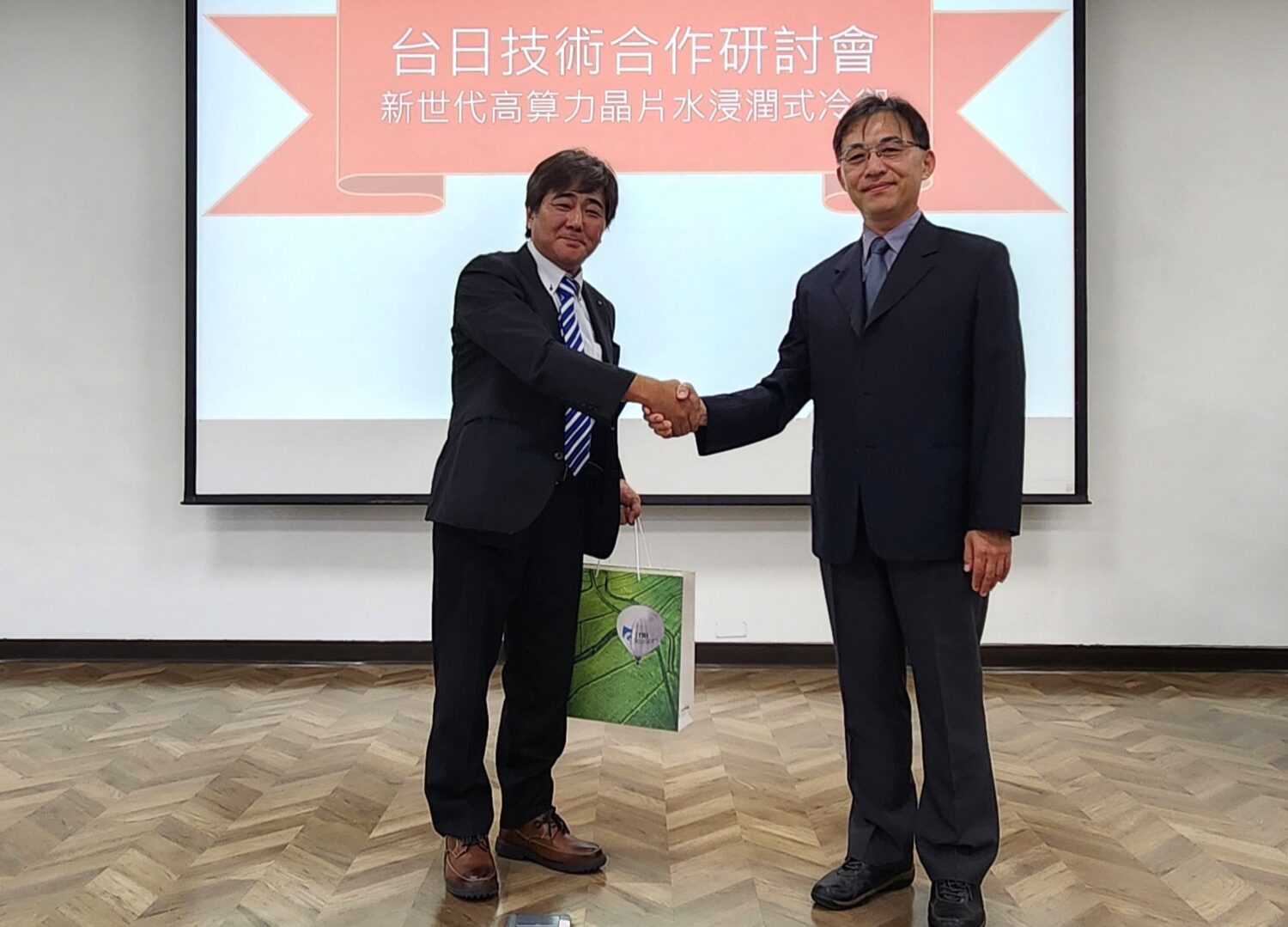 台日最新合作開發「水浸潤式冷卻技術」，可解決AI晶片高功耗造成的散熱瓶頸。左為日本ZYRQ社長長井大、右為工研院機械所副所長楊秉祥。（圖/記者黃溎芬翻攝）