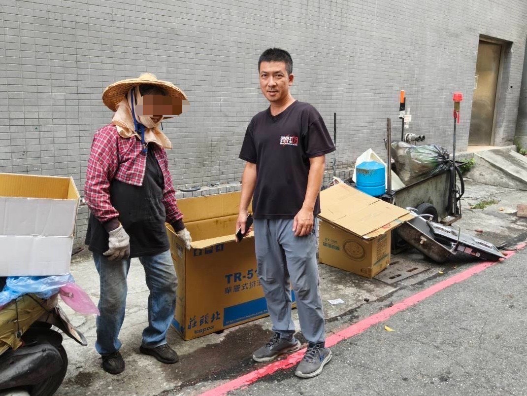 鐵漢柔情!市警局興園食堂弟兄用愛心便當照亮獨居長者 鐵漢柔情!市警局興園食堂弟兄用愛心便當照亮獨居長者