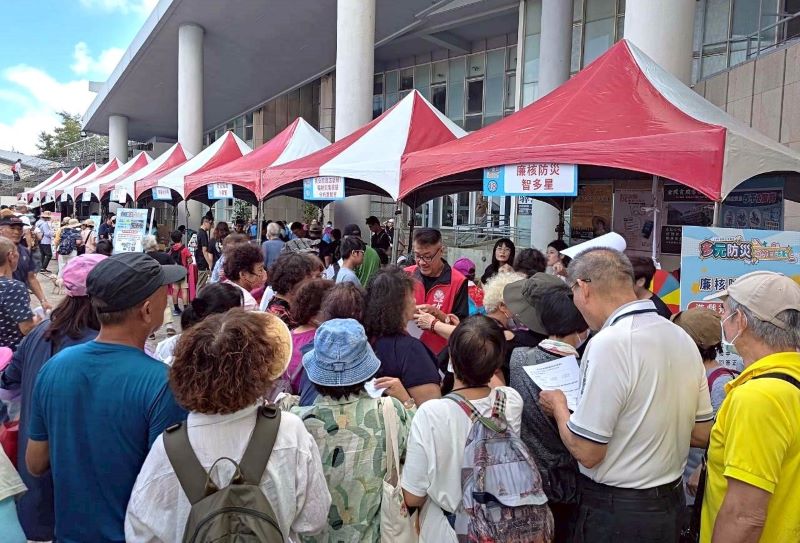 《圖說》新北消政風室林三龍主任於現場與參加活動民眾宣導,提升揭弊及識詐意識。〈消防局政風室提供〉