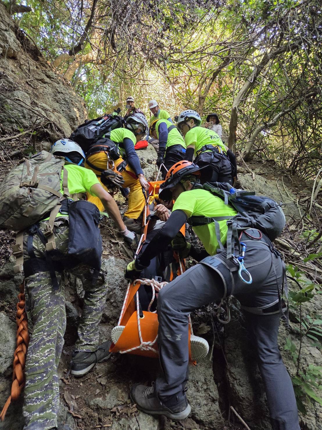 三位重量級貴賓勇闖柴山叢林!邱議瑩、李永得、陳美雅親演受困者 用行動支持《ORT搜索救援訓練》、為高雄淺山安全把關 - https://www.watchmedia01.com