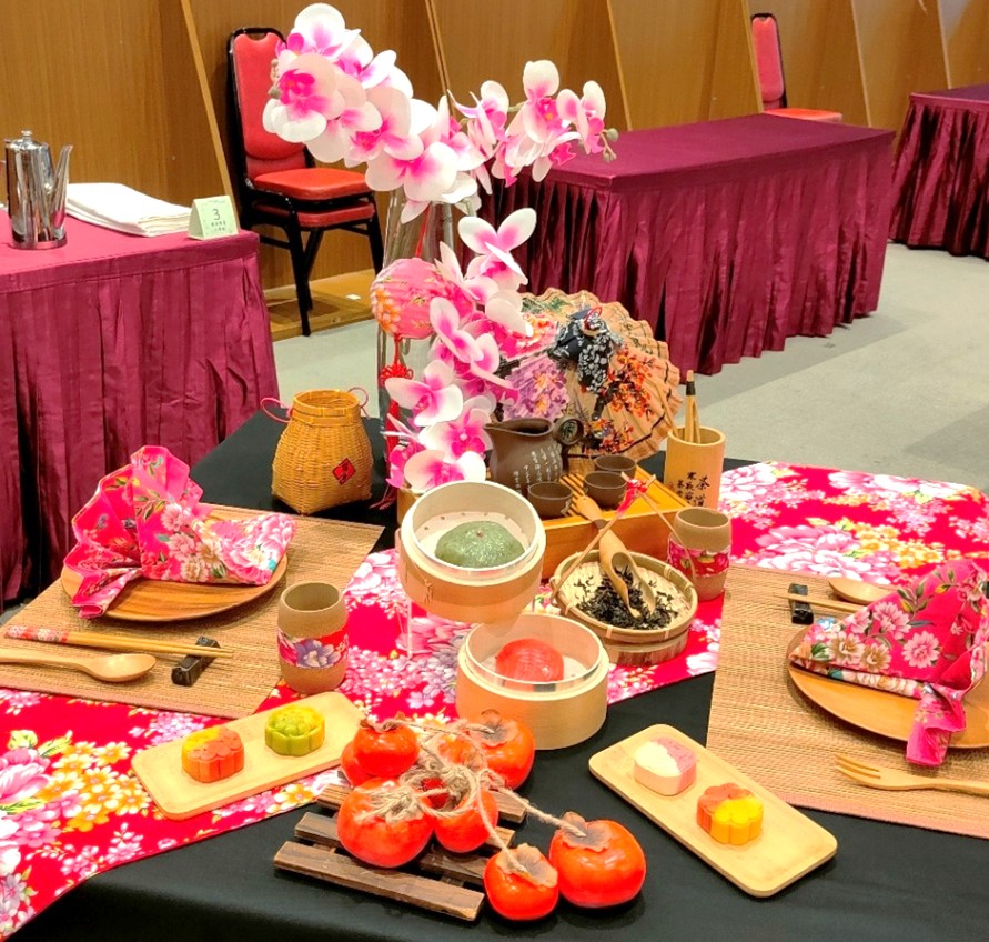 《圖說》創意客家飲調大專組金牌及全場最高分，宏國德霖科技大學餐旅管理系陳佳嫺之獲獎作品《月見潮光》。〈客家局提供〉