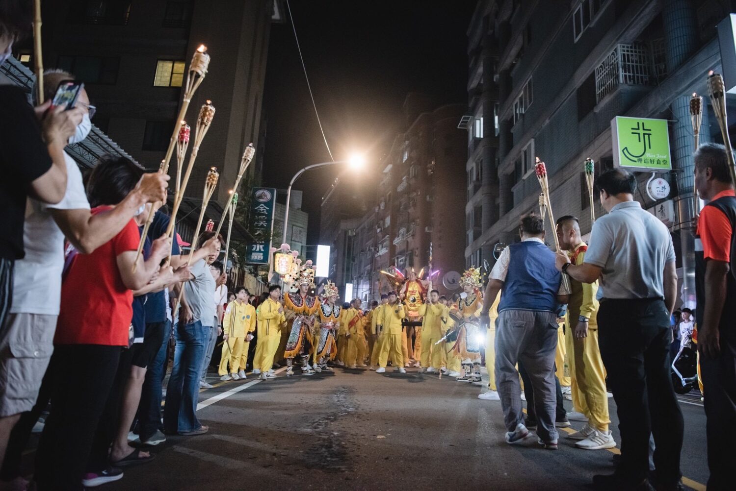 沿途眾多信眾夾道歡迎參拜，桃園中興里里民拿火把恭迎太子爺，祈求國泰民安。（桃園護國宮 陳乃瑋/攝）