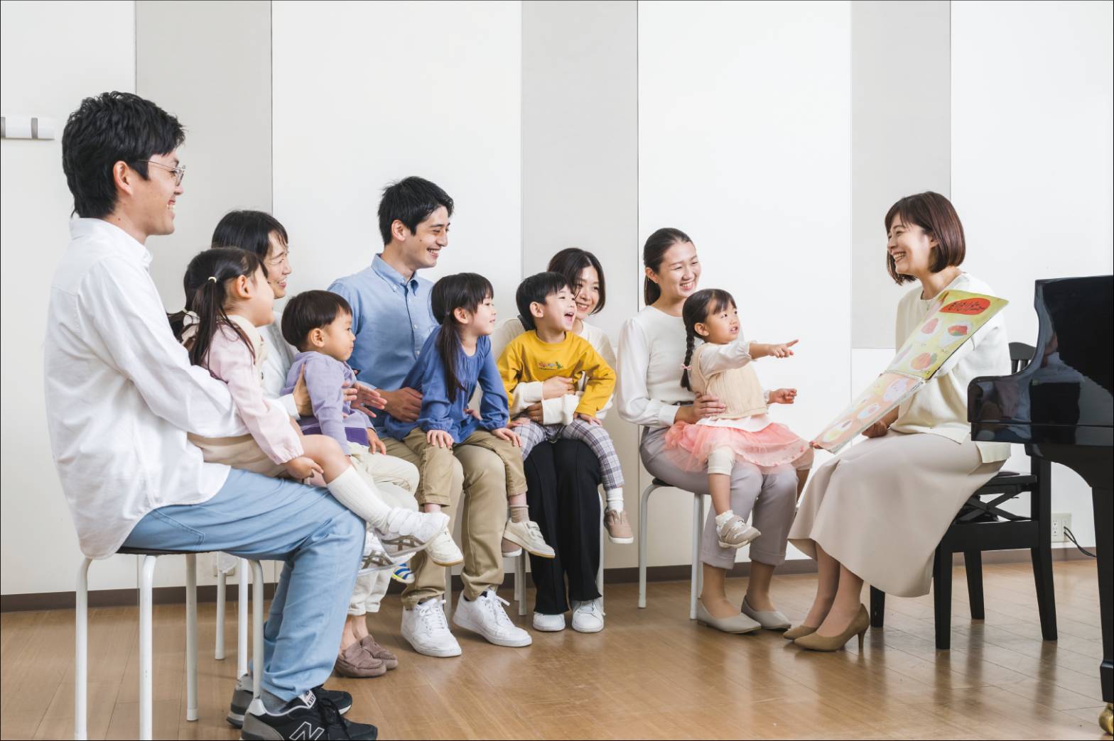 親子陪同上課,帶領孩子從建立安全感逐步轉向自我學習。