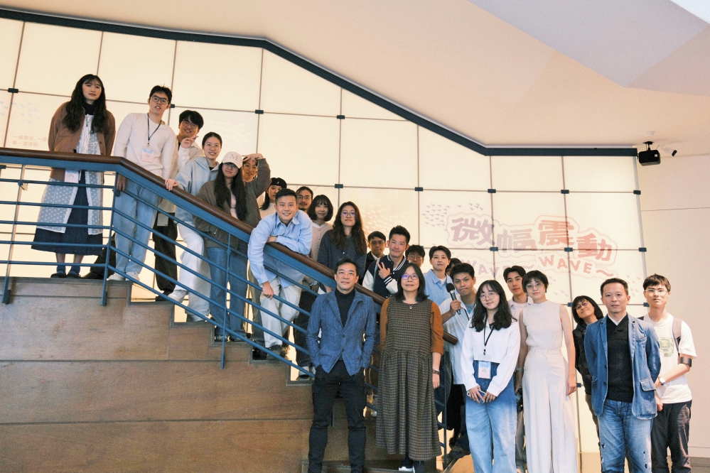 應藝所參展師生合照_Fotor - 報新聞 Mega News