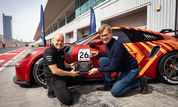 由左至右：Porsche Carrera Cup Middle East 負責人兼推廣人 Robert Lechner 以及 STARTRADER 行政總裁 Peter Karsten