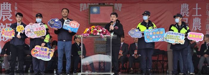 《圖說》土城分局防竊盜、反詐騙與反毒駕宣導,提醒民眾注意隨身財物、防範扒竊,並加強反詐騙觀。〈土城分局提供〉