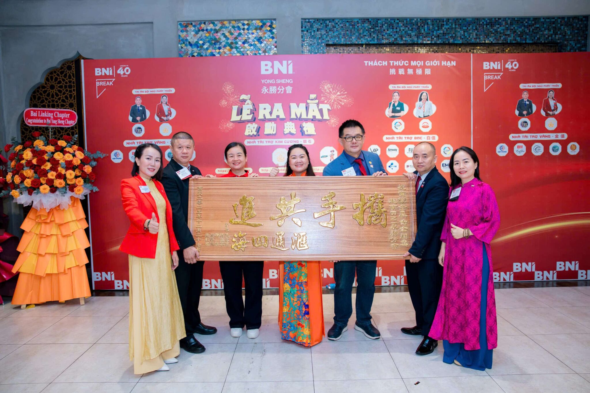 BNI 高級董事顧問阮春智與分會董事顧問 欒金鳳、黎氏秋雲、張氏金芝 等核心領導團隊，共同展示刻有「攜手共進 匯通四海」精神的木匾。這不僅象徵著 BNI 永勝分會正式啟動，更代表分會將致力於打破地域限制，協助會員連結全球資源。（圖／欒金鳳 提供）