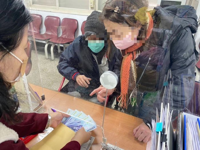 《圖說》周男接受救助時表示「感謝永和分局與協義宮雪中送炭，使其能添購物資過好年」。〈永和分局提供〉