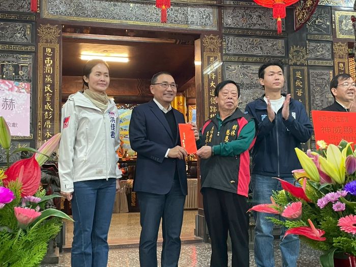 《圖說》侯友宜市長致贈慈恩宮香油錢。〈民政局提供〉