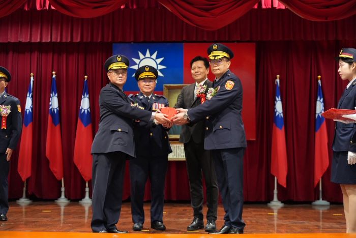 《圖說》(左1)現任警政監謝龍富、(左2)新北警局局長方仰寧、(右2)副市長朱惕之、(右1)現任新店分局長陳建龍。〈警察局提供〉