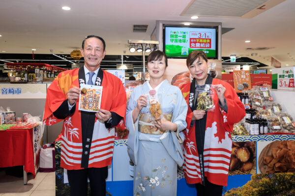 宮崎市副市長袈裟丸未央（中）、遠東SOGO百貨台灣區營運本部販促部副總經理播本昇（左）、遠東忠孝SOGO百貨蕭淑英店長（右）出席開幕儀式，攜手推動台日地方交流與物產合作。圖/主辦單位