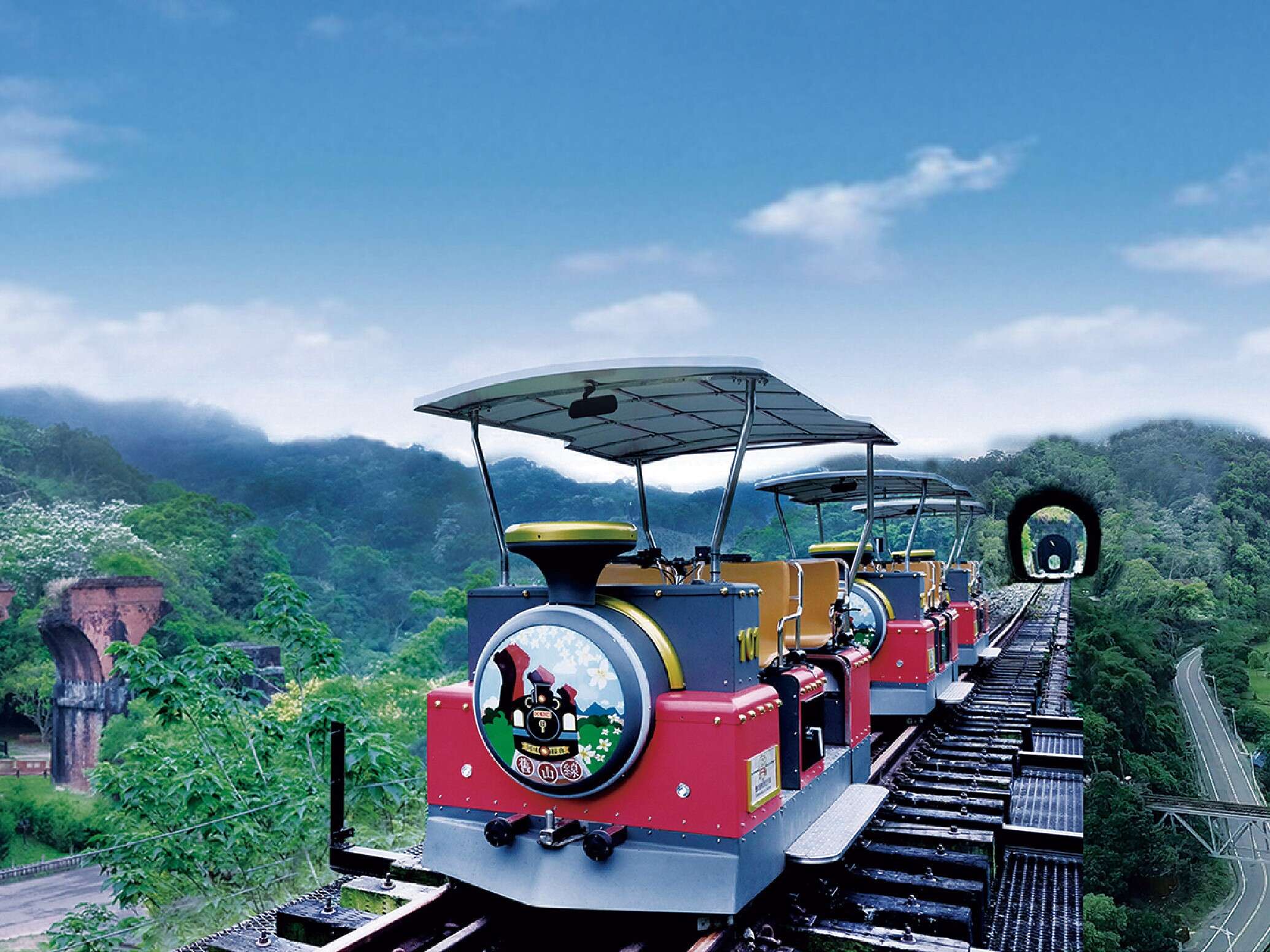 祺峰休閒導入車載 IoT 與即時定位系統，透過後端戰情室掌握營運狀況，提升行車安全與服務品質。