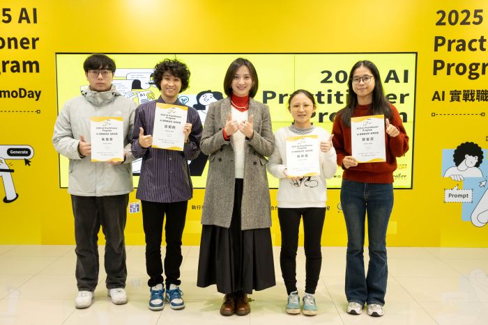 《圖說》新北市青年局長頒發結業證書,肯定學員完成3個月AI實戰培訓。〈青年局提供〉