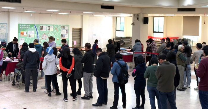 《圖說》民眾排隊索取書法老師揮毫春聯---114年資料照片。〈板橋公所提供〉