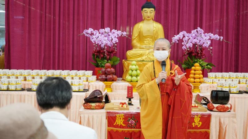 《圖說》續精神相互呼應，以星雲大師題寫春聯的八個字祝願大家「和諧共生、馬到成功」。〈臺北醫院提供〉