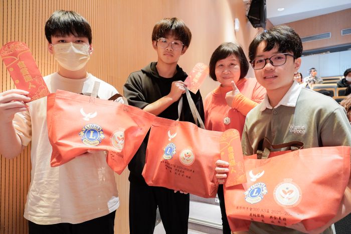 《圖說》小衛星兒少開心收下2,000元紅包和愛心物資包。〈社會局提供〉