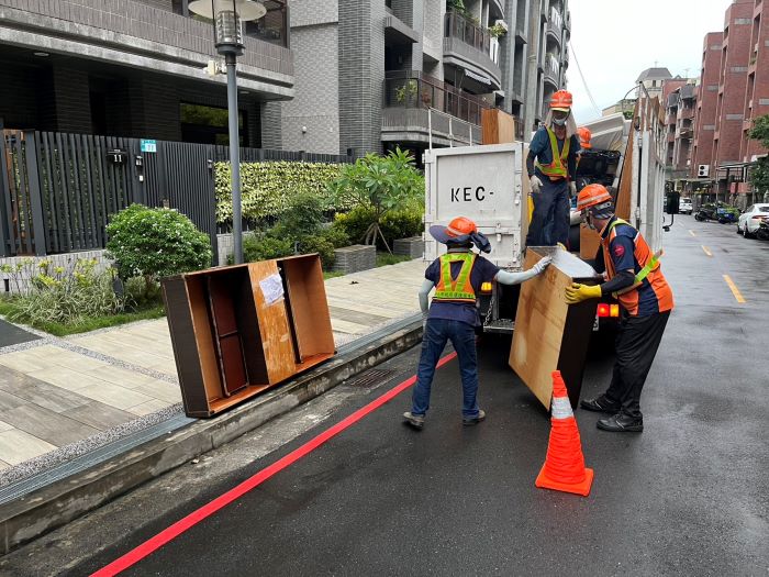 《圖說》民眾清運廢棄大型家具時，請務必遵守與清潔隊約定的時間、及放置地點，切勿隨意棄置或提前搬出。〈環保局提供〉