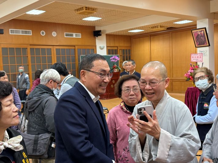 《圖說》侯友宜市長與光明寺監院慧襄法師互動熱絡。〈民政局提供〉
