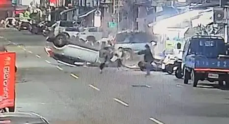 曾男毒駕逆向險撞２童後，撞路邊貨車四輪朝天。翻攝畫面