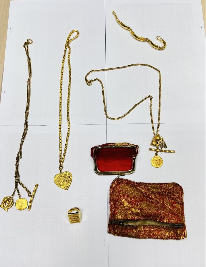 《圖說》抽屜內貴重財物。〈環保局提供〉