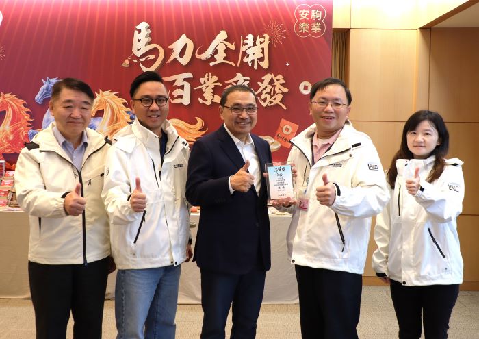 《圖說》新北市政府榮獲交通部公路局114年度金路獎「縣市政府橋梁維護」績優殊榮，今日工務局長馮兆麟(左一)帶領獲獎團隊，於市政會議中獻獎給市長侯友宜分享榮耀。〈工務局提供〉