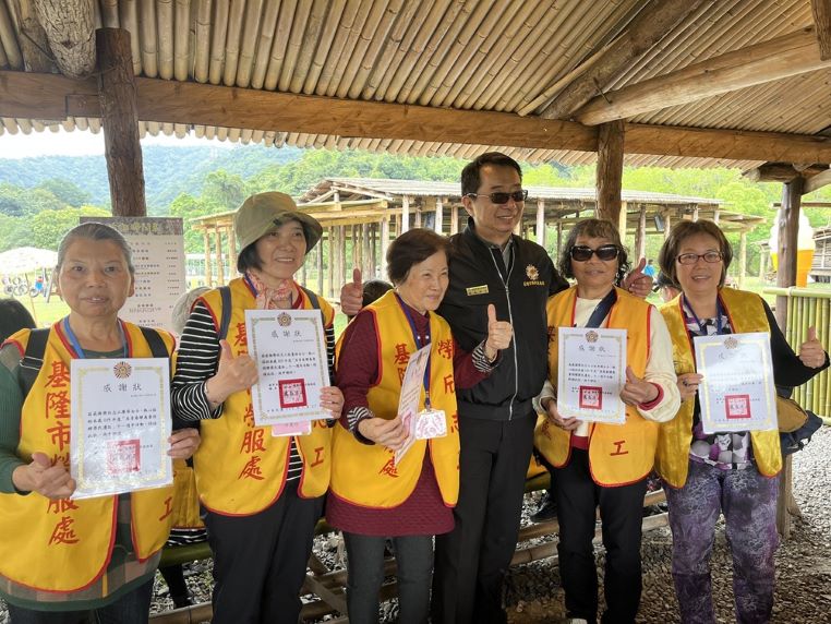 《圖說》方正處長頒發春聯義賣榮欣志工感謝狀。〈基隆榮服處提供〉