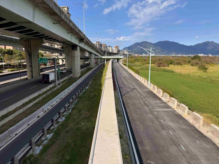 《圖說》疏左堤防緊鄰五股濕地,民眾可以透過越堤陸橋前往觀察生態。〈水利局提供〉