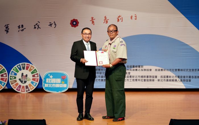 《圖說》侯友宜市長頒獎獲頒代表泰山國中賀楚彎老師,肯定其帶領學生深入社區服務,培養學生服務精神。〈青年局提供〉