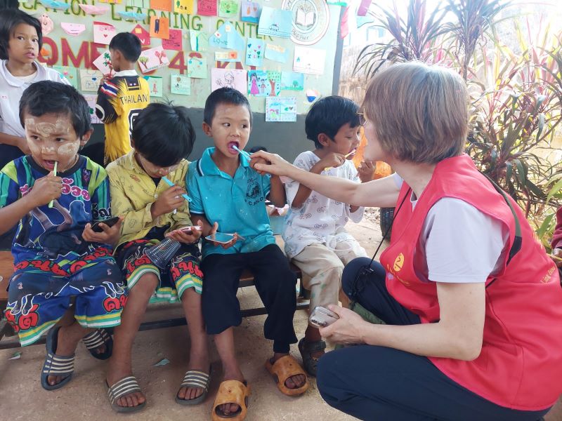 《圖說》口腔衛教宣導，教導學童正確的刷牙方式。〈靈鷲山慈善基金會提供〉