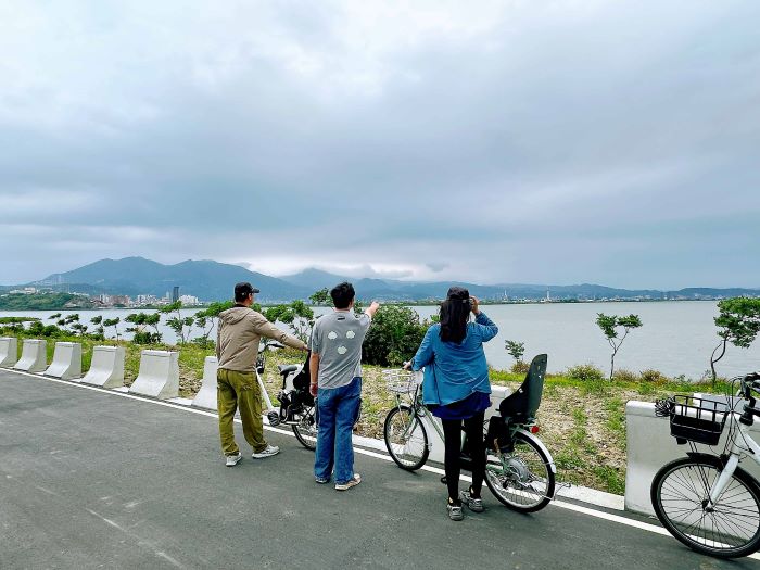 《圖說》停下腳步,共同遠眺開闊的壯麗水景。〈高灘處提供〉