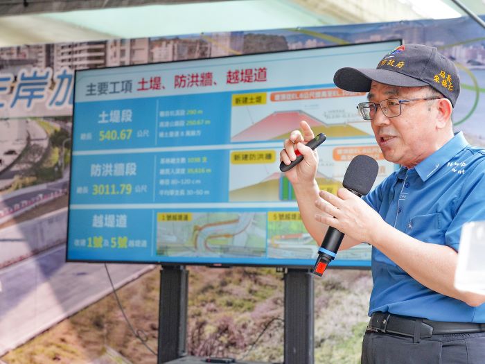 《圖說》水利局長宋德仁簡報說明疏左堤防加高工程施工過程。〈水利局提供〉