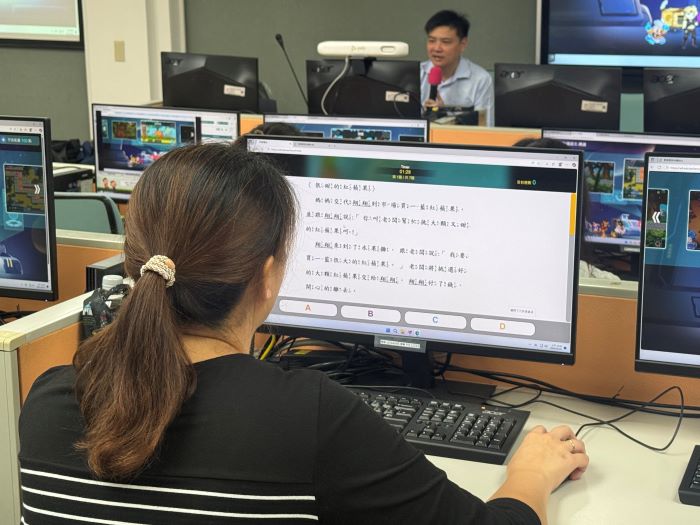 《圖說》家長參與「宣講講座活動」實作數位平臺 ，親身體驗孩子自主學習的重點與樂趣。〈教育局提供〉