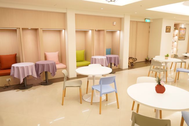 《圖說》新北市婦女服務中心煥新亮相，淺木質調與柔和燈光，營造安心放鬆的交流場域。〈社會局提供〉