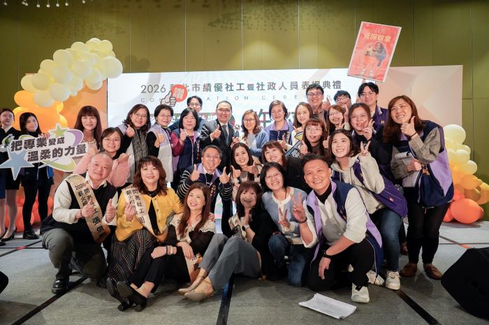 《圖說》侯友宜市長與社會局團隊合影。〈社會局提供〉