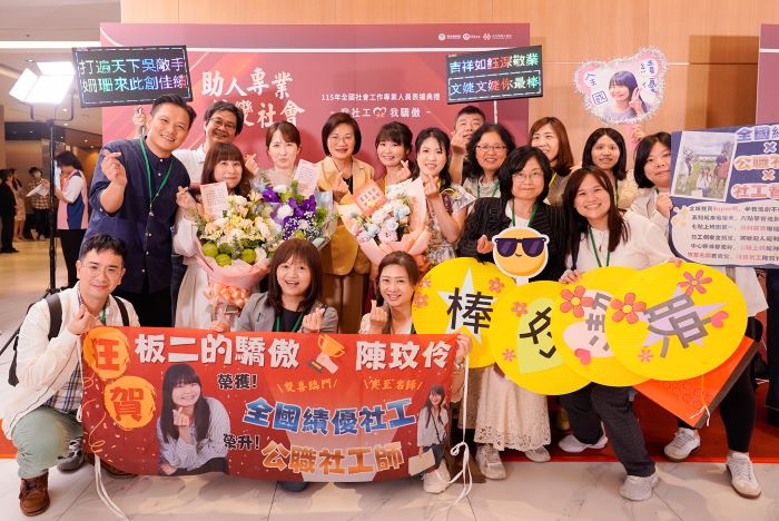 《圖說》社會局長李美珍(後排左4)帶領5位獲獎同仁及社工、家防團隊接受中央頒獎表揚。〈社會局提供〉