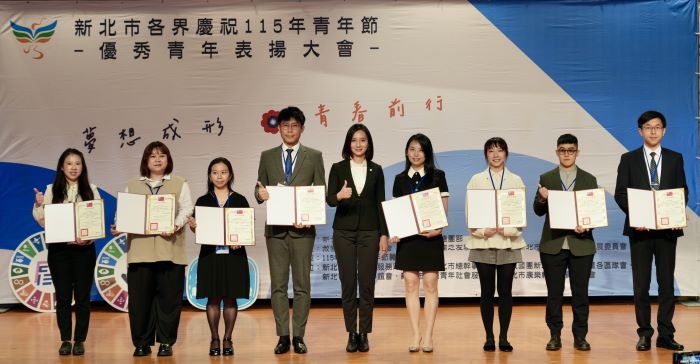 《圖說》青年局長邱兆梅出席115年青年節優秀青年表揚大會,頒獎予社會組優秀青年。〈青年局提供〉