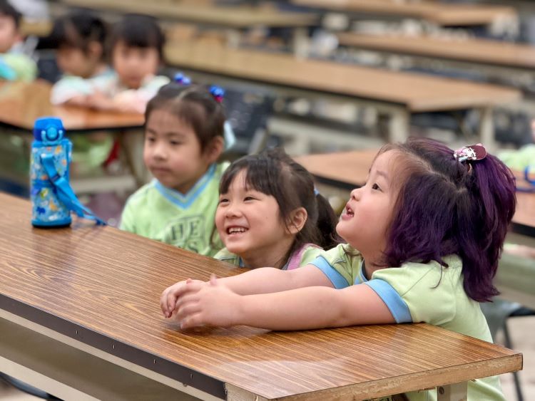 《圖說》小朋友參訪活動，透過寓教於樂的方式，神情雀躍，氣氛活潑熱絡。〈海山分局提供〉