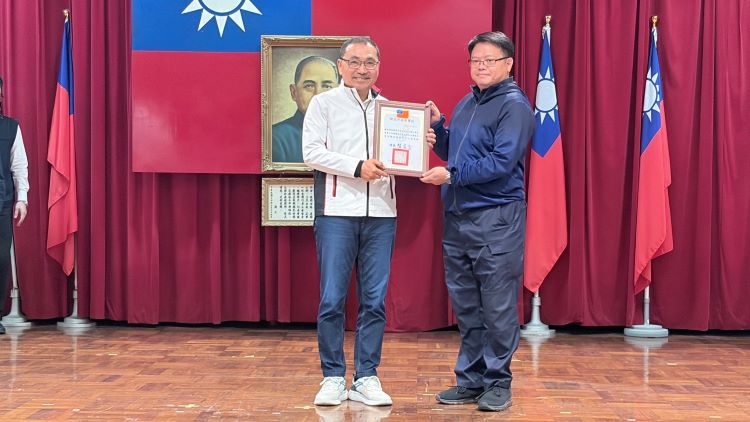 《圖說》市長侯友宜於治安會報頒獎表揚公共安全聯合稽查工作人員。〈警察局提供〉