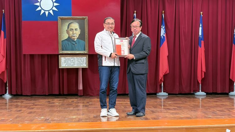 《圖說》市長侯友宜於治安會報頒獎表揚銀行攔阻詐欺案件有功人員。〈警察局提供〉