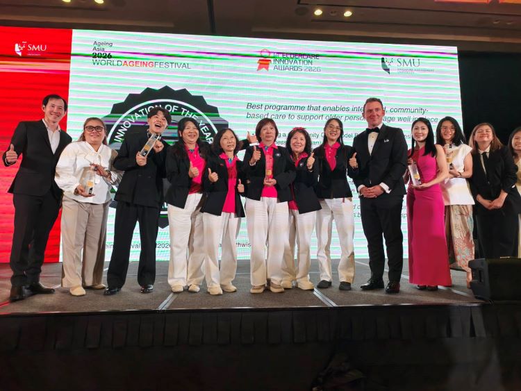 《圖說》新北市永和民權社區勇奪 2026 亞太養老創新獎，左6為協會執行長邱秀蘭。〈社會局提供〉