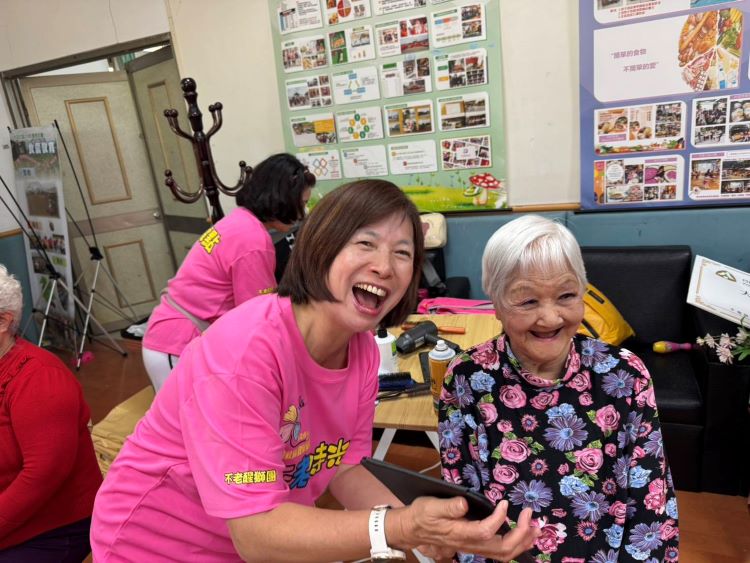 《圖說》永和區民權社區的「孤獨處方箋」，讓長者走出家中，進入社區據點學習新知樂開懷。左1為邱秀蘭執行長。〈社會局提供〉